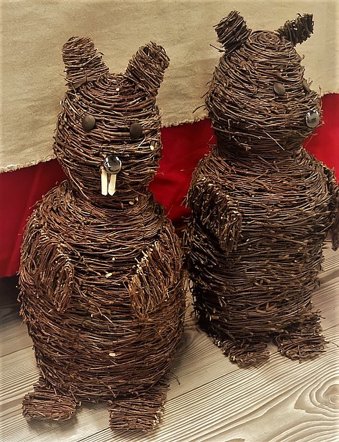 Kuvassa risuista punottu nalle ja orava